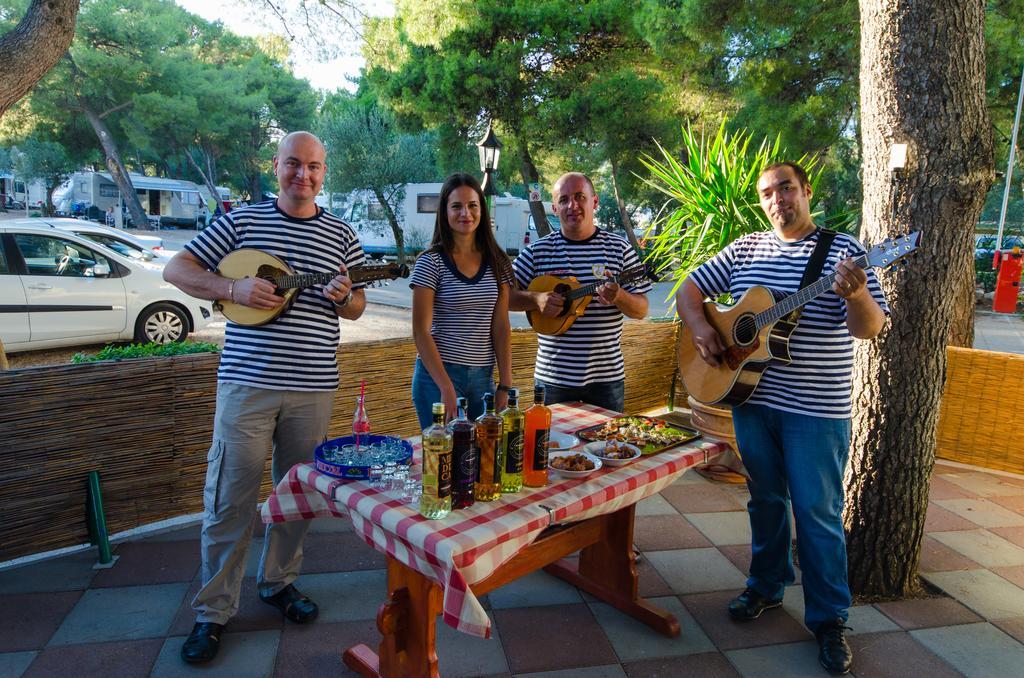 Kamp Rozac Hotel Trogir Bagian luar foto