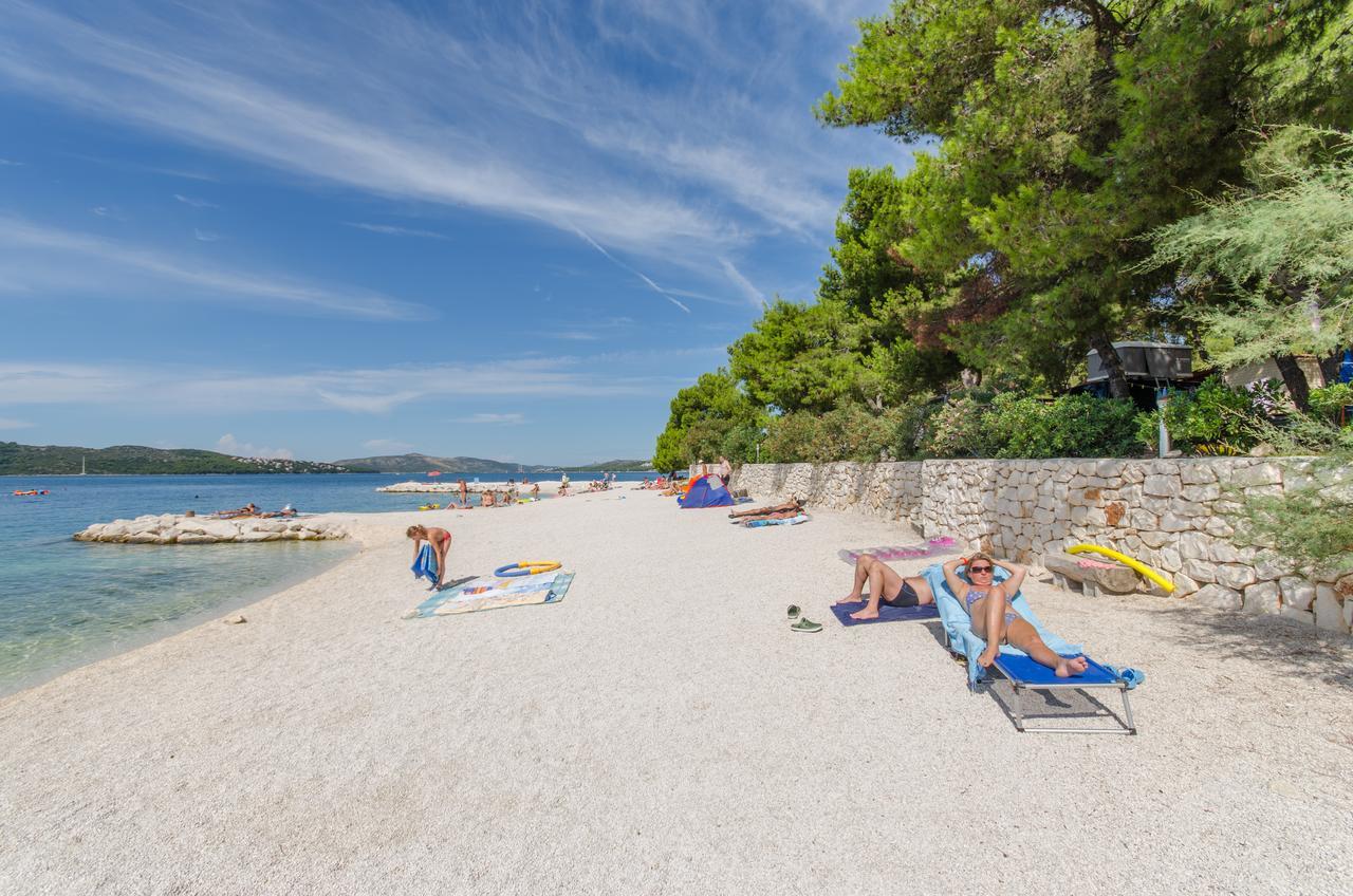 Kamp Rozac Hotel Trogir Bagian luar foto